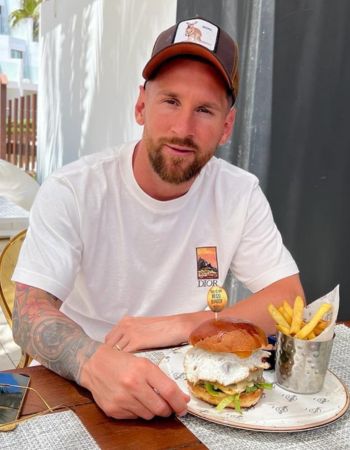 Messi eating burger